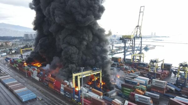 Крупный пожар, вспыхнувший в части порта, пострадавшего от землетрясения Искендеруне, на юге Турции - Sputnik Việt Nam