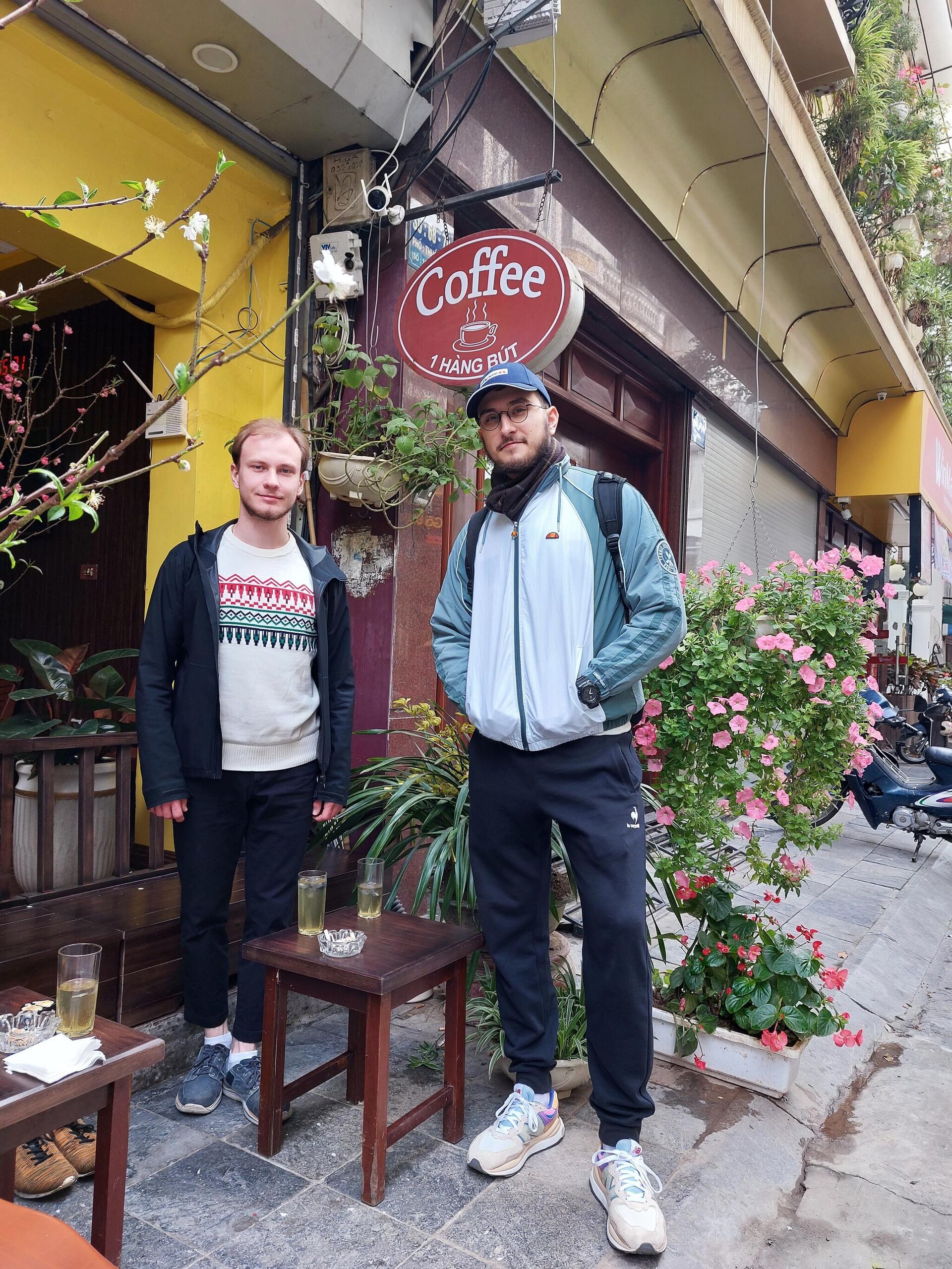 Hai sinh viên Nga tại quán cà phê số 1, Hàng Bút, Hà Nội - Sputnik Việt Nam, 1920, 08.02.2023