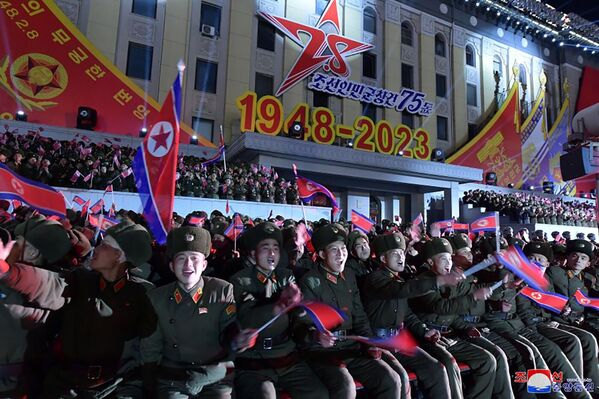 Cuộc duyệt binh đánh dấu kỷ niệm 75 năm ngày thành lập Quân đội Nhân dân Triều Tiênở Bình Nhưỡng. - Sputnik Việt Nam