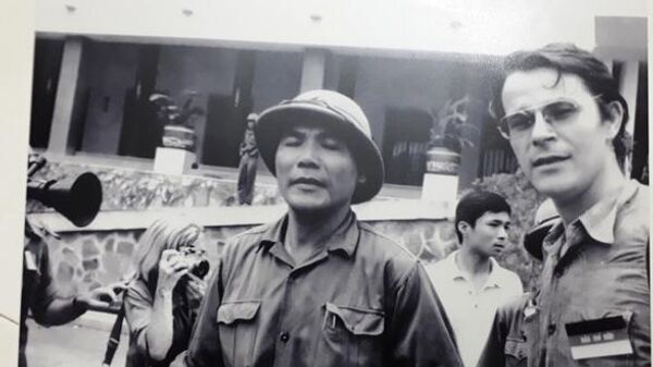 Ông Bùi Văn Tùng (bên trái) - chính ủy Lữ đoàn xe tăng 203 - cùng nhà báo Borries Gallasch (Đức) tại sân dinh Độc Lập, Sài Gòn trưa 30-4-1975 - Ảnh tư liệu, chụp lại
 - Sputnik Việt Nam