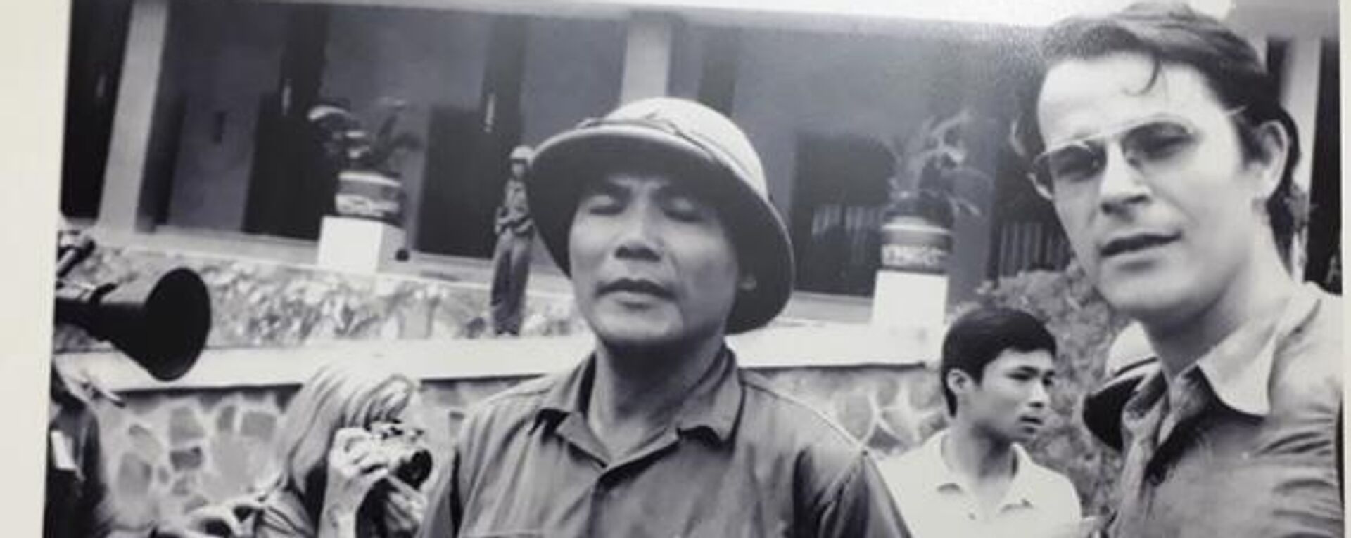Ông Bùi Văn Tùng (bên trái) - chính ủy Lữ đoàn xe tăng 203 - cùng nhà báo Borries Gallasch (Đức) tại sân dinh Độc Lập, Sài Gòn trưa 30-4-1975 - Ảnh tư liệu, chụp lại
 - Sputnik Việt Nam, 1920, 09.02.2023