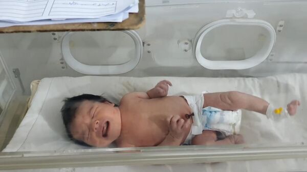 Em bé sinh ra dưới đống đổ nát sau trận động đất vẫn khỏe mạnh trong bệnh viện - Sputnik Việt Nam