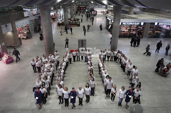 Các nhân viên sân bay thực hiện flash mob vinh danh kỷ niệm 100 năm ngành Hàng không Dân dụng tại phi trường «Pulkovo». - Sputnik Việt Nam