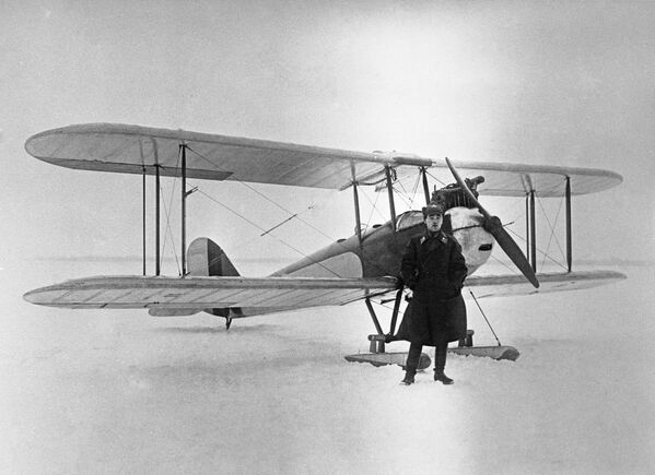 Công trình sư thiết kế máy bay Alexandr Sergeevich Yakovlev bên chiếc máy bay AIR-1 đầu tiên của mình. Năm 1927. - Sputnik Việt Nam