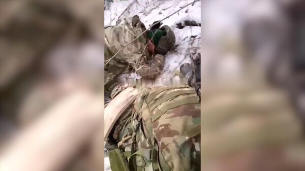 Tàn ác khủng khiếp: Binh sĩ Ukraina hành quyết quân nhân Nga - Sputnik Việt Nam