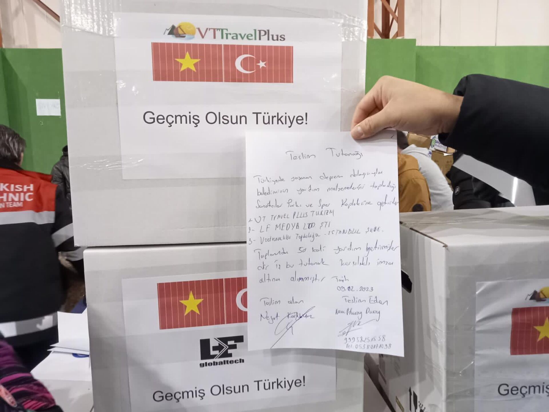 Các thùng hàng đều in quốc kỳ của Việt Nam và Thổ Nhĩ Kỳ đặt cạnh nhau cùng dòng chữ đầy xúc động: 'Sớm khỏe lại nhé Thổ Nhĩ Kỳ!' (Gegmis Olsun Türkiye) - Sputnik Việt Nam, 1920, 13.02.2023