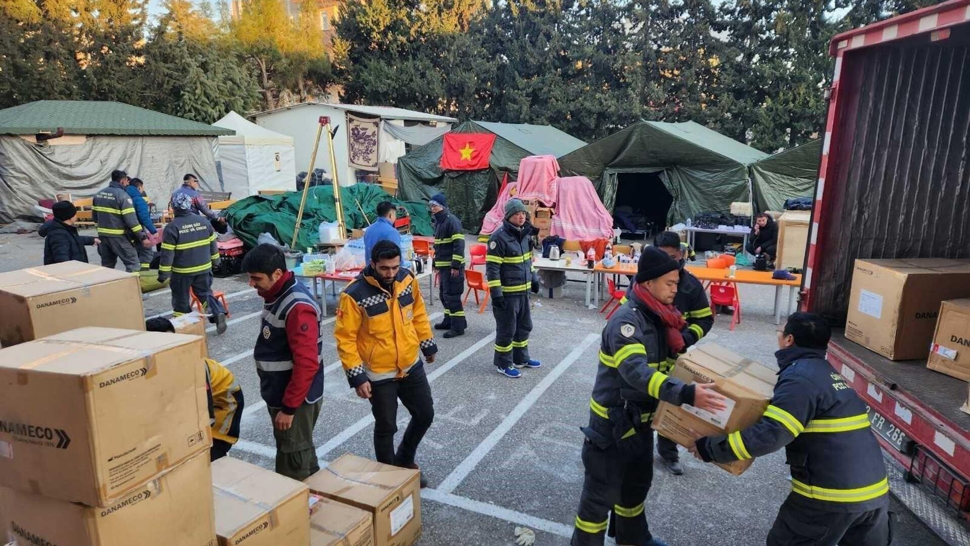 Đoàn công tác Bộ Công an trao thiết bị y tế hỗ trợ nạn nhân chịu thảm họa động đất tại thành phố Adiyaman, Thổ Nhĩ Kỳ - Sputnik Việt Nam, 1920, 13.02.2023