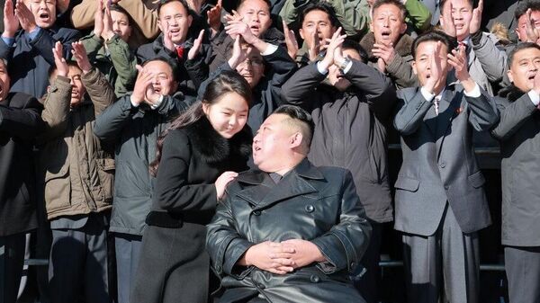Nhà lãnh đạo Triều Tiên Kim Jong-un và con gái chụp ảnh cùng các công nhân ngành công nghiệp quốc phòng đang làm việc trong vụ phóng tên lửa đạn đạo xuyên lục địa Hwaseong-17 - Sputnik Việt Nam