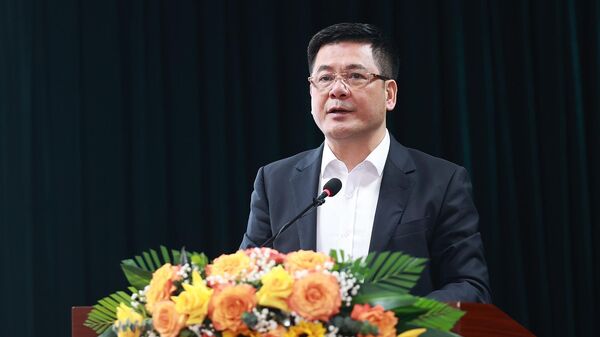 Bộ trưởng Bộ Công Thương Nguyễn Hồng Diên báo cáo tình hình sản xuất, tiêu dùng và xuất khẩu.  - Sputnik Việt Nam