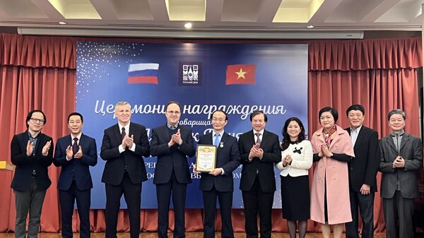 Lễ trao tặng Kỷ niệm chương, Bằng khen của Cơ quan Hợp tác Liên bang Nga và Đại sứ quán Nga cho ông Lễ Ngọc Định, nguyên Phó Cục trưởng Cục Hợp tác quốc tế (Bộ VHTTDL)  - Sputnik Việt Nam