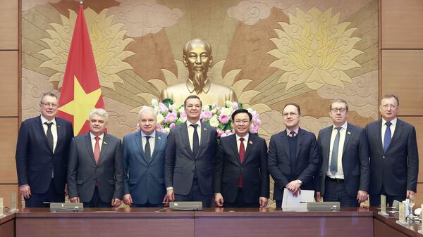 Chủ tịch Quốc hội Vương Đình Huệ chụp ảnh lưu niệm với Phó Chủ tịch thứ nhất Hội đồng Liên bang Nga Vladimirovich Yatski và đại biểu.  - Sputnik Việt Nam