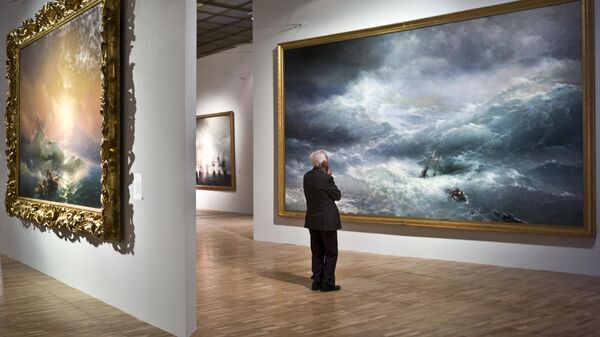 Bức tranh Cơn sóng thứ chín (bên trái) và Sóng tại triển lãm Ivan Aivazovsky. Nhân kỷ niệm 200 năm ngày sinh của ông tại Triển lãm Tretyakov ở Matxcơva. - Sputnik Việt Nam