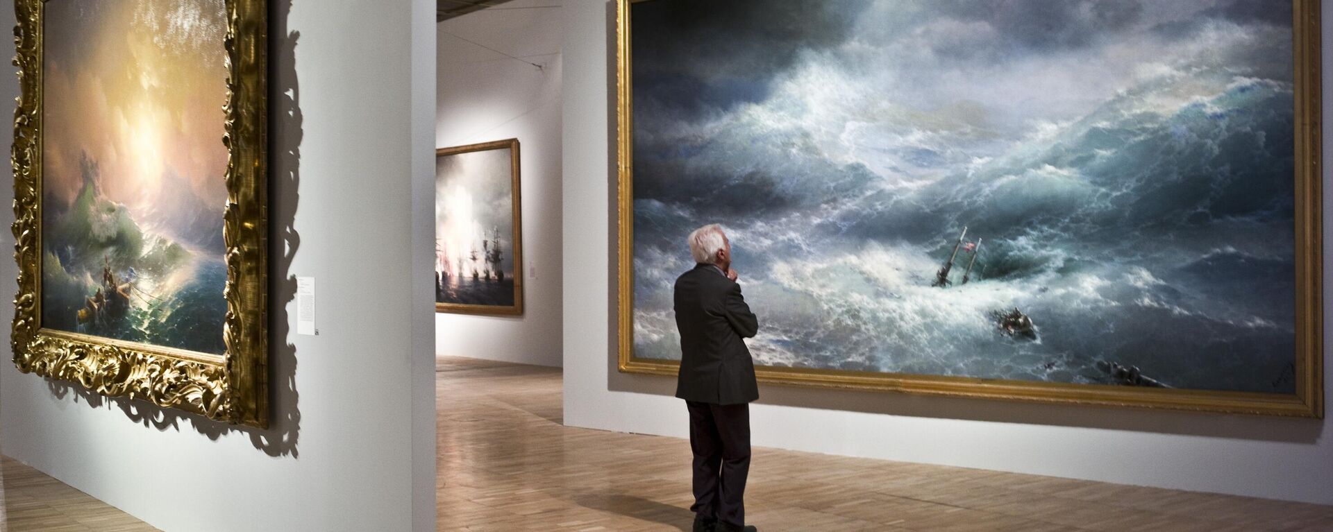 Bức tranh Cơn sóng thứ chín (bên trái) và Sóng tại triển lãm Ivan Aivazovsky. Nhân kỷ niệm 200 năm ngày sinh của ông tại Triển lãm Tretyakov ở Matxcơva. - Sputnik Việt Nam, 1920, 10.06.2023