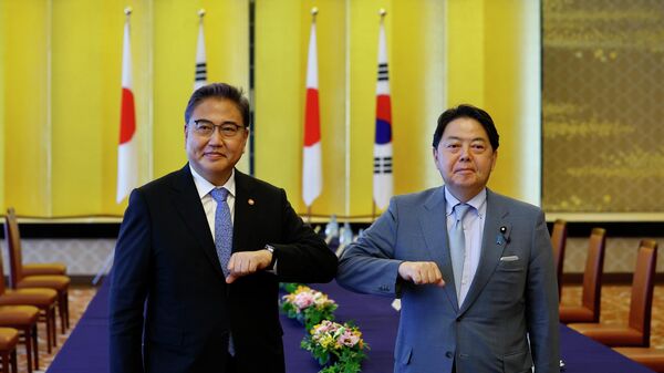 Ngoại trưởng Hàn Quốc Park Jin trong cuộc gặp với Ngoại trưởng Nhật Bản Yoshimasa Hayashi - Sputnik Việt Nam