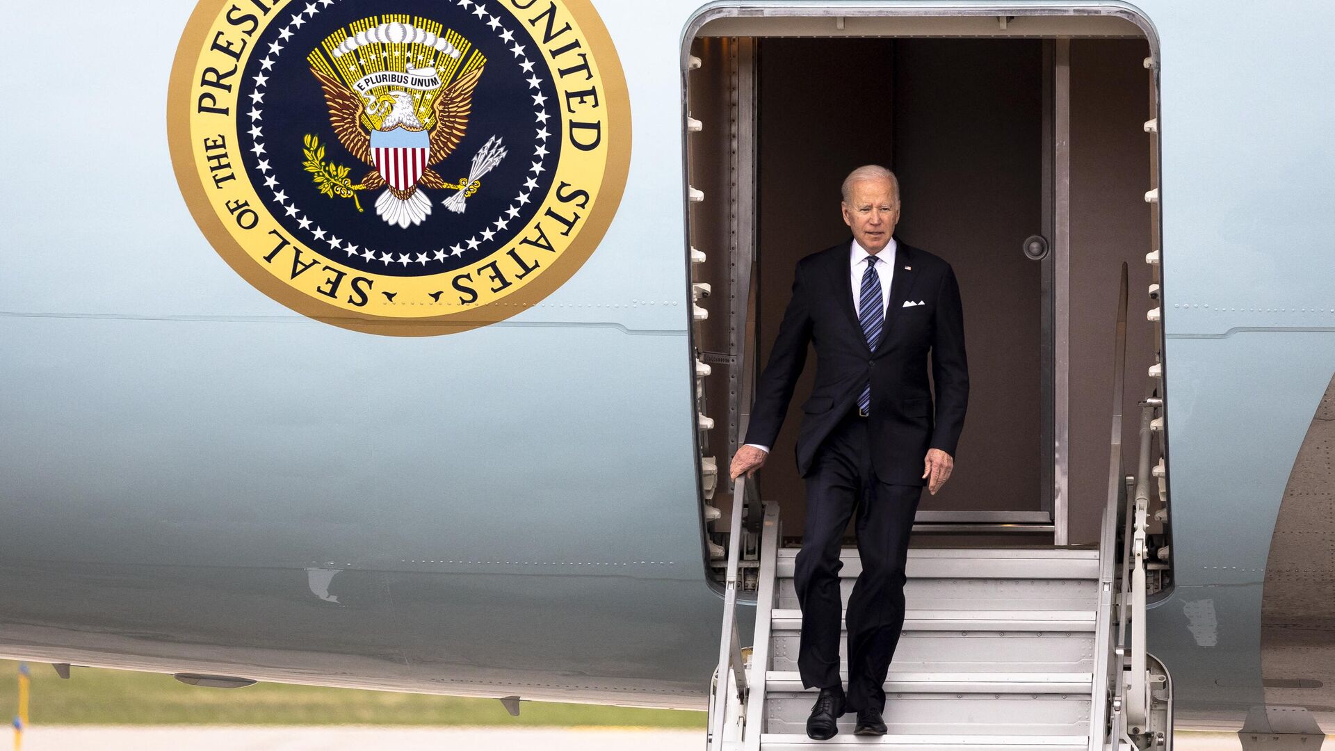 Tổng thống Mỹ Joe Biden bước xuống thang máy bay - Sputnik Việt Nam, 1920, 21.02.2023