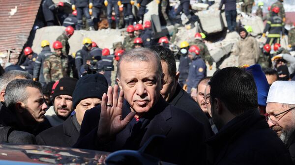 Tổng thống Thổ Nhĩ Kỳ Recep Tayyip Erdogan thị sát các tòa nhà bị phá hủy - Sputnik Việt Nam