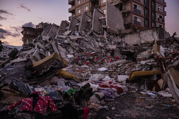 Những quả bóng bay đỏ treo trên đống đổ nát những tòa nhà bị sập nhưbiểu tượng &quot;đồ chơi cuối cùng&quot; của những đứa trẻ thiệt mạng trong trận động đất ở thành phố Antakya, Thổ Nhĩ Kỳ. - Sputnik Việt Nam