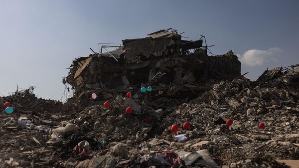 Những quả bóng bay màu đỏ treo trên đống đổ nát những tòa nhà bị sập như biểu tượng của đồ chơi cuối cùng của những đứa trẻ thiệt mạng trong trận động đất ở thành phố Antakya, Thổ Nhĩ Kỳ. - Sputnik Việt Nam