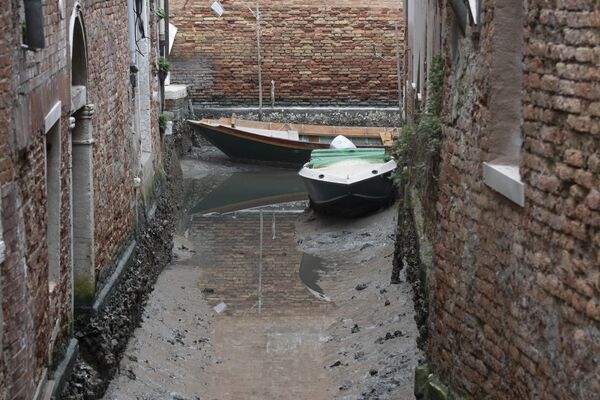 Gondola trên một con kênh khô cạn ở Venice. - Sputnik Việt Nam