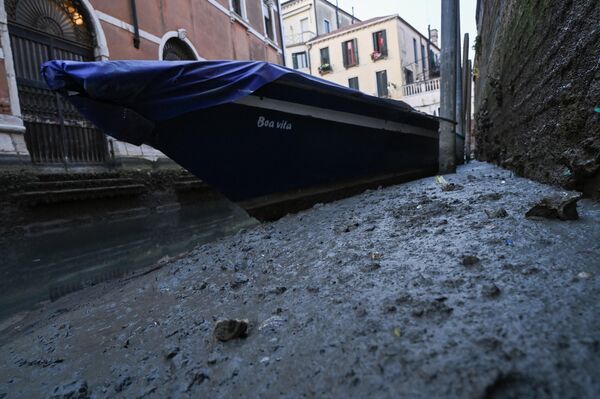 Gondola trên một con kênh khô cạn ở Venice. - Sputnik Việt Nam