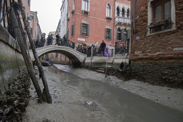 Một con kênh gần như khô cạn ở Venice. - Sputnik Việt Nam
