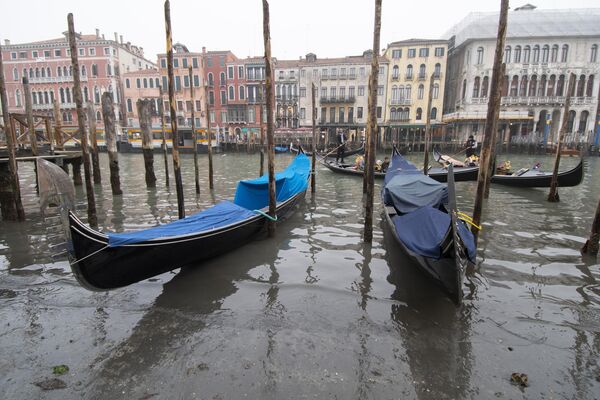 Gondola trên kênh khi thủy triều xuống ở Venice. - Sputnik Việt Nam