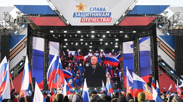 Ngày 22 tháng 2 năm 2023. Tổng thống Nga Vladimir Putin phát biểu tại buổi hòa nhạc Vinh quang cho những người bảo vệ Tổ quốc! - Sputnik Việt Nam