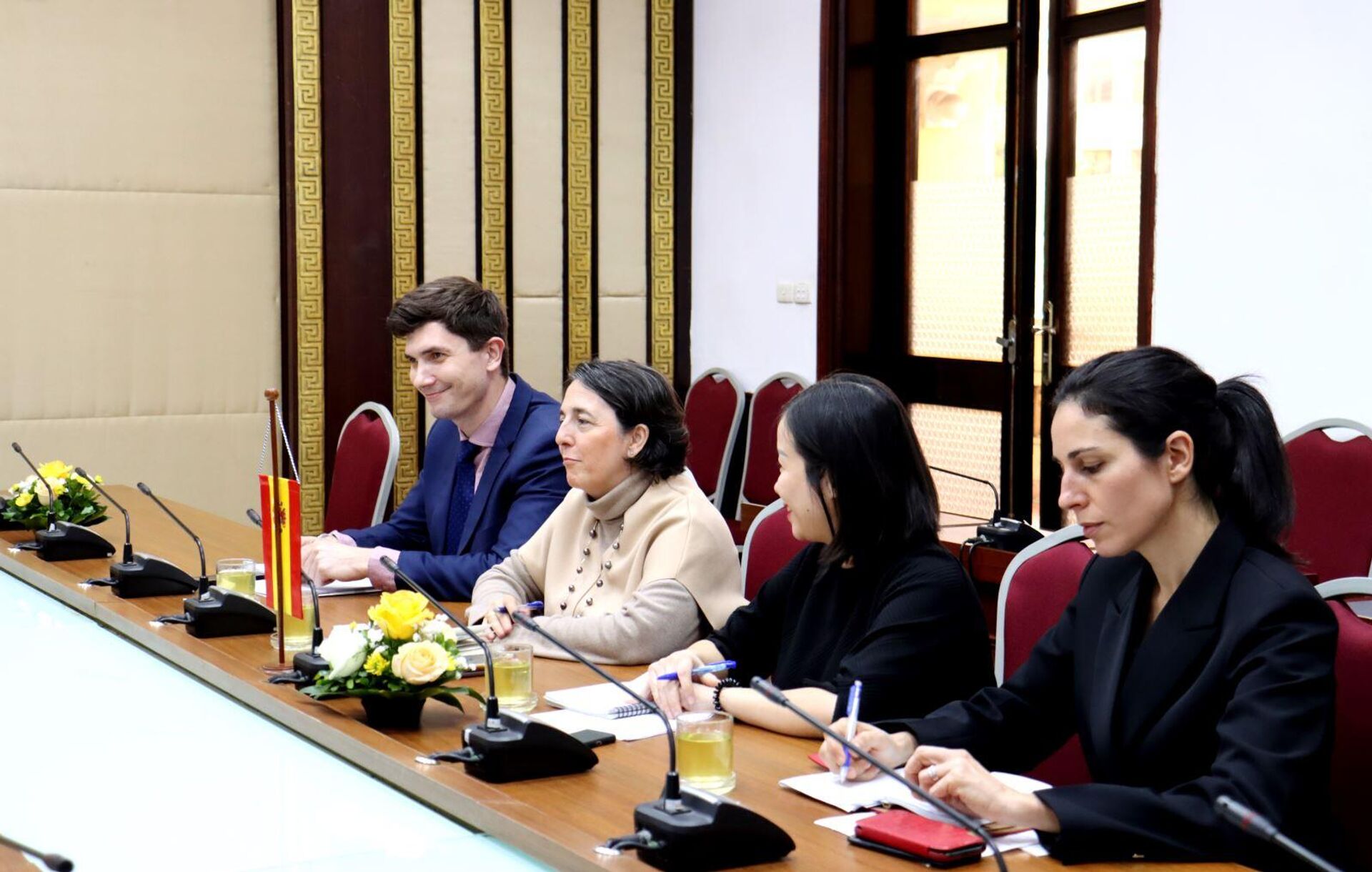 Đại diện Việt Nam gặp gỡ Đại sứ đặc mệnh toàn quyền Tây Ban Nha Pilar Mendez Jimenez về hợp tác trong lĩnh vực đường sắt - Sputnik Việt Nam, 1920, 23.02.2023