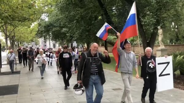 Những người tham gia mít tinh ủng hộ Nga tại Adelaide, Australia - Sputnik Việt Nam