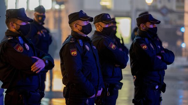 Các sĩ quan cảnh sát tại Puerta del Sol ở Madrid, Tây Ban Nha - Sputnik Việt Nam