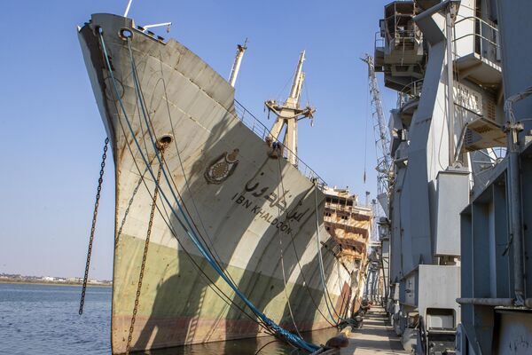 Du thuyền Ibn Khaldoon của Tổng thống Iraq bị phế truất Saddam Hussein ở Basra. - Sputnik Việt Nam