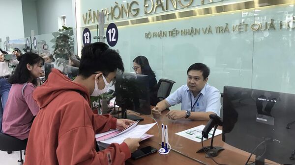 Cán bộ phòng đăng ký đất đai TP Thủ Đức tiếp nhận hồ sơ của dân.  - Sputnik Việt Nam