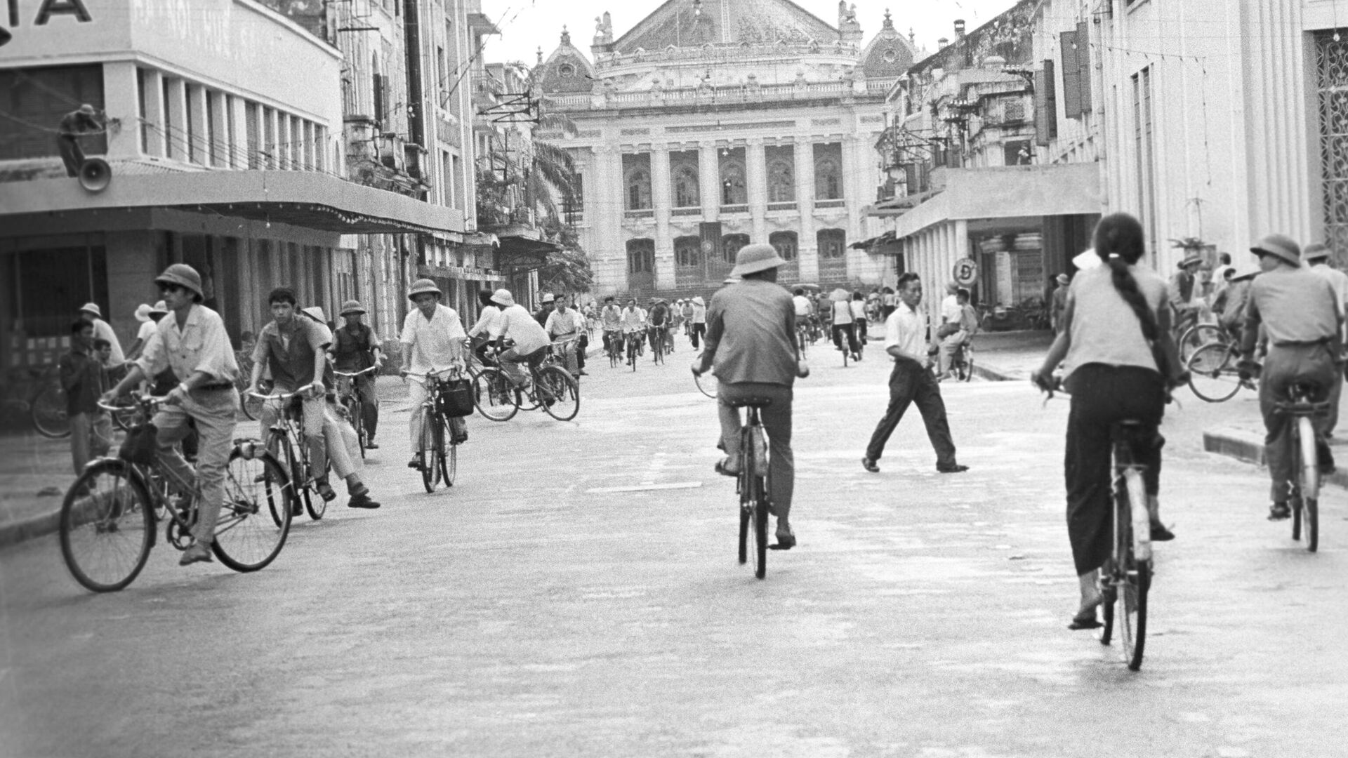 Việt Nam Dân chủ Cộng hòa (VNDCCH). Trên một trong những con phố trung tâm của Hà Nội. - Sputnik Việt Nam, 1920, 06.03.2023