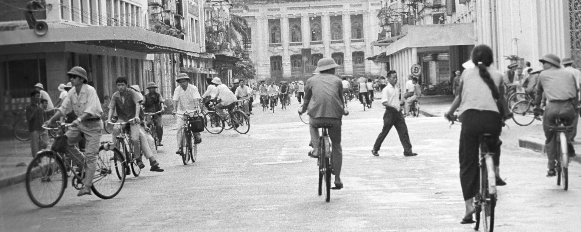 Việt Nam Dân chủ Cộng hòa (VNDCCH). Trên một trong những con phố trung tâm của Hà Nội. - Sputnik Việt Nam, 1920, 06.03.2023