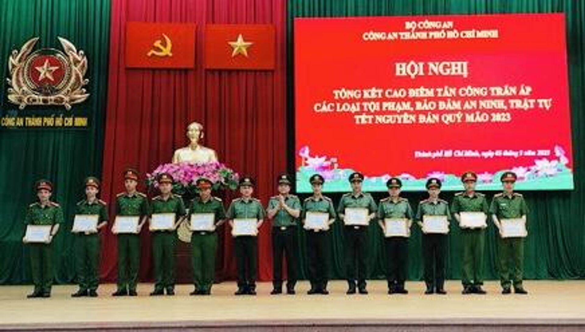 Thiếu tướng Trần Đức Tài - Phó Giám đốc CATP trao khen thưởng cho các đơn vị, cá nhân có thành tích xuất sắc. - Sputnik Việt Nam, 1920, 02.03.2023