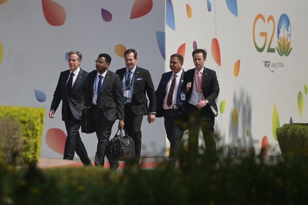 Ngoại trưởng Hoa Kỳ Antony Blinken đến với Hội nghị Bộ trưởng Ngoại giao G20 ở New Delhi, Ấn Độ. - Sputnik Việt Nam