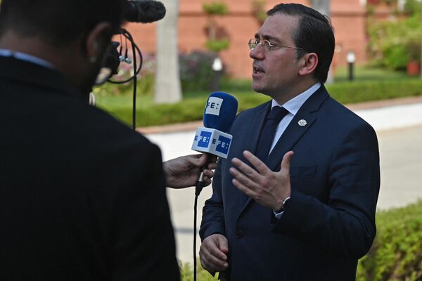 Ngoại trưởng Tây Ban Nha José Manuel Alvarez Bueno nói chuyện với giới truyền thông trong cuộc họp của các ngoại trưởng G20 ở New Delhi. - Sputnik Việt Nam
