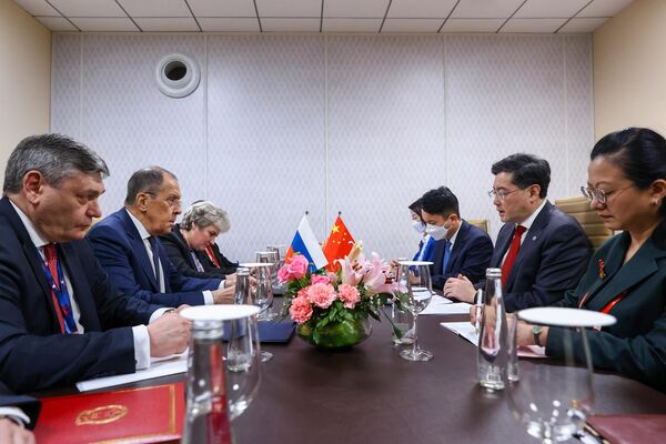 Ngoại trưởng Nga Sergei Lavrov và Ngoại trưởng Trung Quốc Qin Gang tại cuộc gặp cá nhân đầu tiên của các ngoại trưởng G20 ở New Delhi. - Sputnik Việt Nam