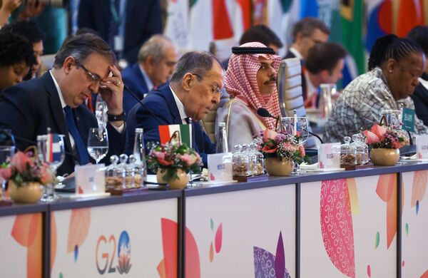 Ngoại trưởng Nga Sergei Lavrov (thứ hai từ trái sang) tham dự cuộc họp các ngoại trưởng G20 tại New Delhi, Ấn Độ. - Sputnik Việt Nam