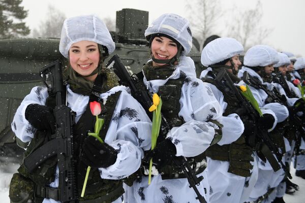 Nữ học viên Học viện Bảo vệ Bức xạ, Hóa học và Sinh học Quân sự sau khi hoàn thành khóa huấn luyện chiến đấu tại thao trường học viện ở Kostroma. - Sputnik Việt Nam