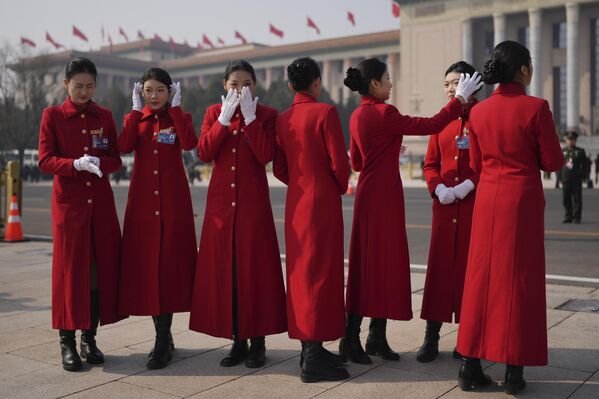 Các cô gái hộ tống tạo dáng trước khi khai mạc phiên họp đầu tiên của Ủy ban Toàn quốc Hội đồng Hiệp thương Chính trị Nhân dân Trung Quốc tại Đại lễ đường Nhân dân Bắc Kinh. - Sputnik Việt Nam
