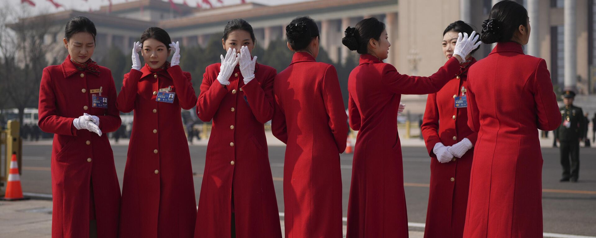 Các cô gái hộ tống tạo dáng trước khi khai mạc phiên họp đầu tiên của Ủy ban Toàn quốc Hội đồng Hiệp thương Chính trị Nhân dân Trung Quốc tại Đại lễ đường Nhân dân Bắc Kinh. - Sputnik Việt Nam, 1920, 06.03.2023