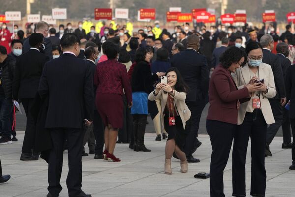 Du khách chụp ảnh trước khi khai mạc phiên họp đầu tiên của Ủy ban Toàn quốc Hội đồng Hiệp thương Chính trị Nhân dân Trung Quốc tại Đại lễ đường Nhân dân Bắc Kinh. - Sputnik Việt Nam