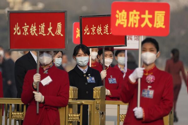 Các cô gái hộ tống trước khi khai mạc phiên họp đầu tiên Ủy ban Toàn quốc Hội đồng Hiệp thương Chính trị Nhân dân Trung Quốc tại ở Đại lễ đường Nhândân Bắc Kinh. - Sputnik Việt Nam