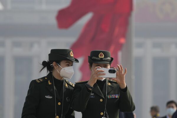 Cô gái quân nhân trước ngày khai mạc phiên họp Ủy ban Quốc gia Hội đồng Hiệp thương Chính trị Nhân dân Trung Quốc tại Đại lễ đường Nhân dân Bắc Kinh. - Sputnik Việt Nam