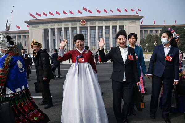 Đại biểu các dân tộc thiểu số sau phiên khai mạc Ủy ban Toàn quốc Hội đồng Hiệp thương Chính trị Nhân dân Trung Quốc tại Đại lễ đường Nhân dân Bắc Kinh. - Sputnik Việt Nam
