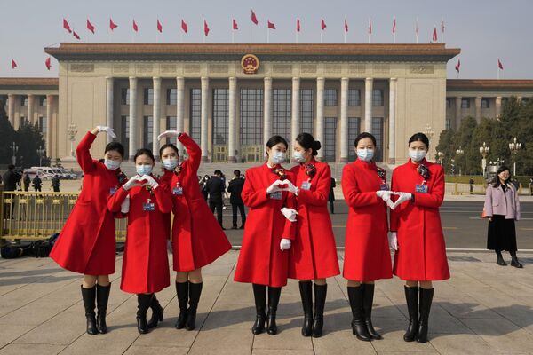 Cô gái hộ tống tạo dáng trước khi khai mạc phiên họp đầu tiên của Ủy ban Quốc gia Hội đồng Hiệp thương Chính trị Nhân dân Trung Quốc tại Đại lễ đường Nhân dân Bắc Kinh. - Sputnik Việt Nam