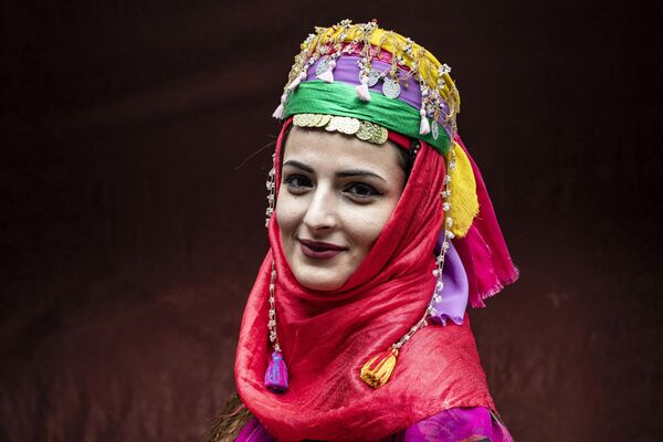 Người phụ nữ Kurd ở Syria mặc trang phục truyền thống trong buổi lễ Ngày Quần áo của người Kurd hàng năm tại thành phố Qamishli ở phía đông bắc tỉnh Hasakah. - Sputnik Việt Nam