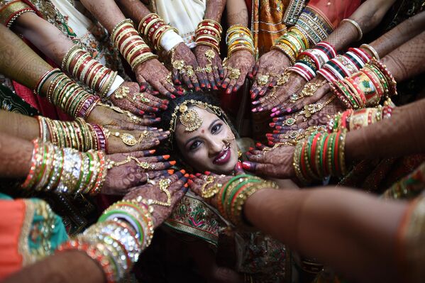 Cô dâu Ấn Độ trong đám cưới tập thể ở Surat, Ấn Độ. - Sputnik Việt Nam