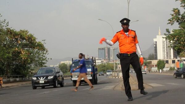 Độc lạ Abuja: cảnh sát giao thông vừa nhảy múa vừa chỉ dẫn cho các phương tiện - Sputnik Việt Nam